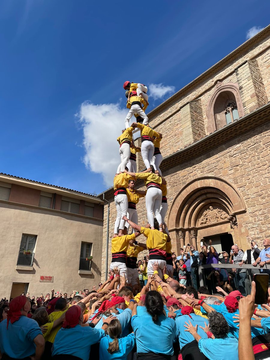castsantpedor's tweet photo. 3 anys i mig després...
Ho hem tornat a fer!!!
4d7 descarregat
#castellers #fsm2022 https://t.co/Daq1LBmwdX
