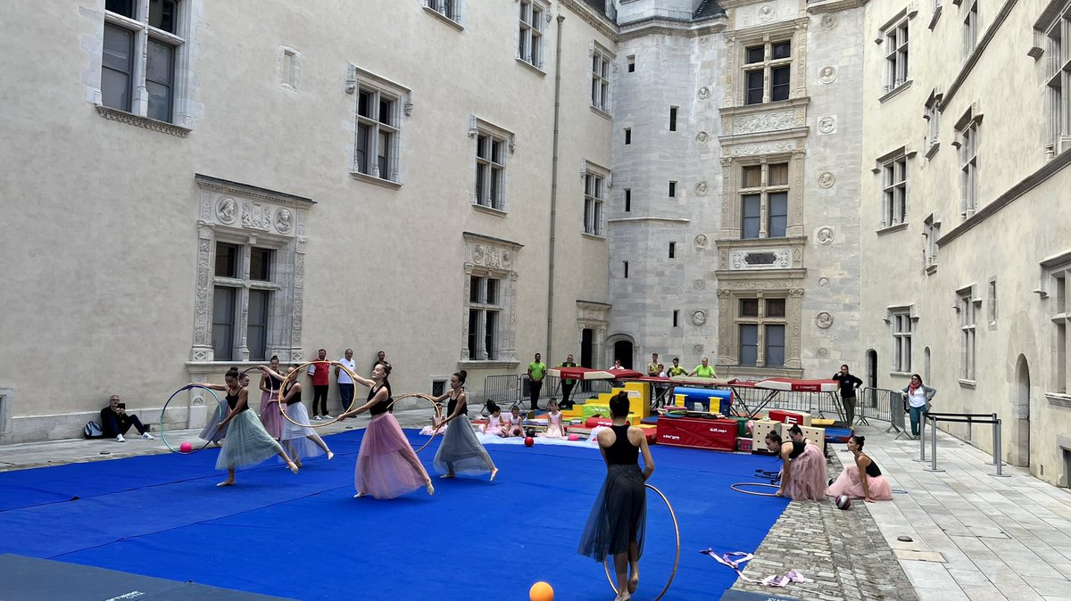 EricSAUBATTE's tweet photo. Bravo au #CDOS64 pour cette superbe journée « En route pour les Jeux » dans le parc et la cour du château de #Pau en présence des athlètes @Ville_Pau et @departement64 et de l’orchestre #ElCamino #PauTerreDeJeux2024 https://t.co/3gopKKkTVp