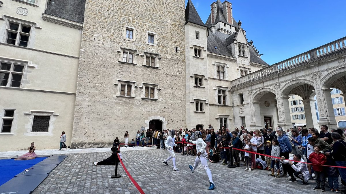 EricSAUBATTE's tweet photo. Bravo au #CDOS64 pour cette superbe journée « En route pour les Jeux » dans le parc et la cour du château de #Pau en présence des athlètes @Ville_Pau et @departement64 et de l’orchestre #ElCamino #PauTerreDeJeux2024 https://t.co/3gopKKkTVp