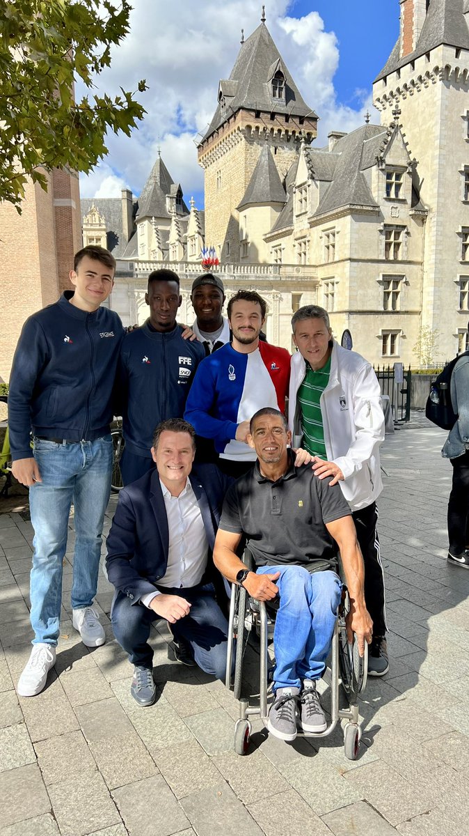 EricSAUBATTE's tweet photo. Bravo au #CDOS64 pour cette superbe journée « En route pour les Jeux » dans le parc et la cour du château de #Pau en présence des athlètes @Ville_Pau et @departement64 et de l’orchestre #ElCamino #PauTerreDeJeux2024 https://t.co/3gopKKkTVp