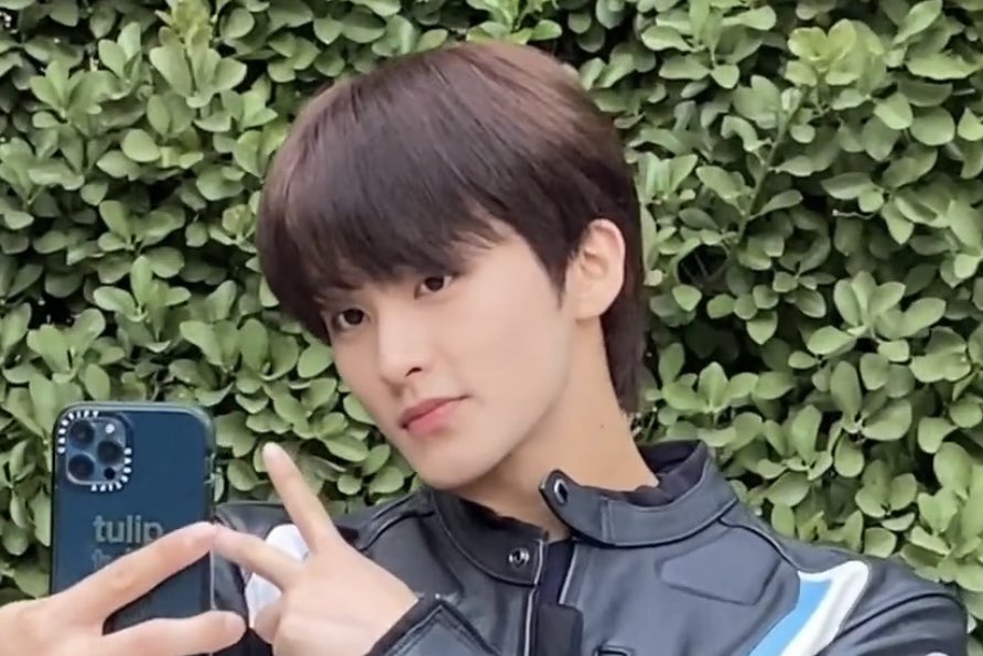 Independentboy_'s tweet photo. 레이싱 자켓 입어놓고 왜 얼굴은 건축학개론이야(사랑해) https://t.co/7gMv6wSch2