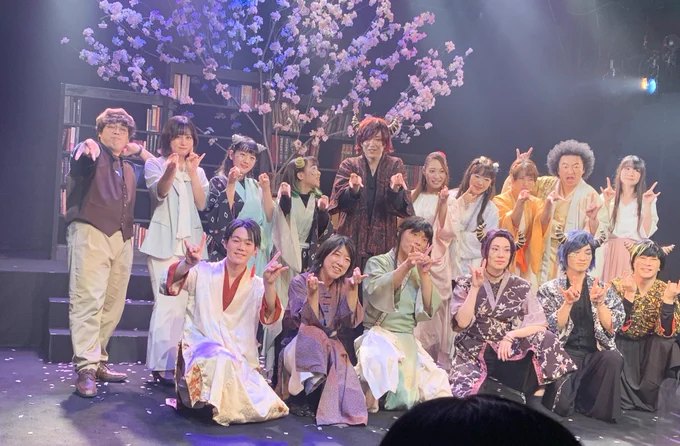 今日は劇団えのぐさんの「君と約束した桜色の中で」を観劇してきましたべしょべしょに泣きました…おきくさん脚本にやられた…!今回の物語はかなり好みで刺さりまくりました…1つの綻びから崩れ落ちる平穏…種族、立場、覚悟…愛と優しさの物語でした。#君桜 