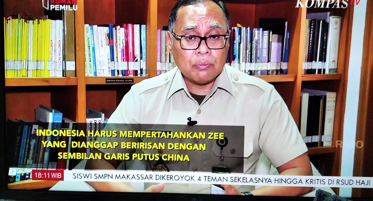 thebestofwin's tweet photo. Sebagai negara berdaulat bicara Natuna,Indonesia harus pertahankan ZEE yang dianggap beririsan sembilan garis putus China.Tapi,tidak berperang.Banjiri dengan nelayan tuk  ambil SDA,kata Prof. Hikmahanto Juwana (Guru besar Hukum Internasional UI) #DaulatNusantara #NatunaIndonesia https://t.co/uhD9gnlcfZ