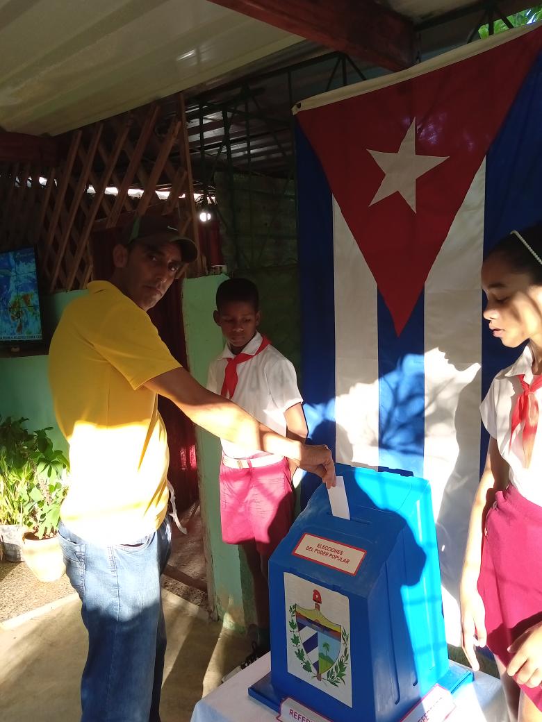 Dania70100753's tweet photo. #Artemisa
#Caimito
Los vecinos del CEPEM, ejercen su derecho al voto en el colegio de la Circunscripción 16, consciente que el #VotoPorElSi, es lo mejor para la familias cubanas.
#CodigoSi 
#CubaPorLaVida 
#CubaEsAmor https://t.co/ZOjmN7DLWB