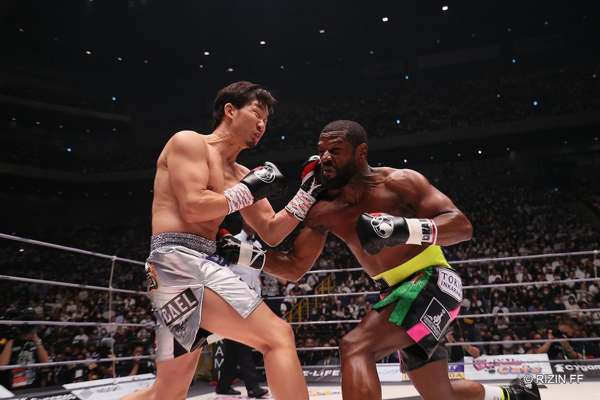 combate's tweet photo. Mayweather nocauteia lutador de MMA em exibição no Japão. Assista https://t.co/6J7rxBDIO4 https://t.co/gK57voGnhr