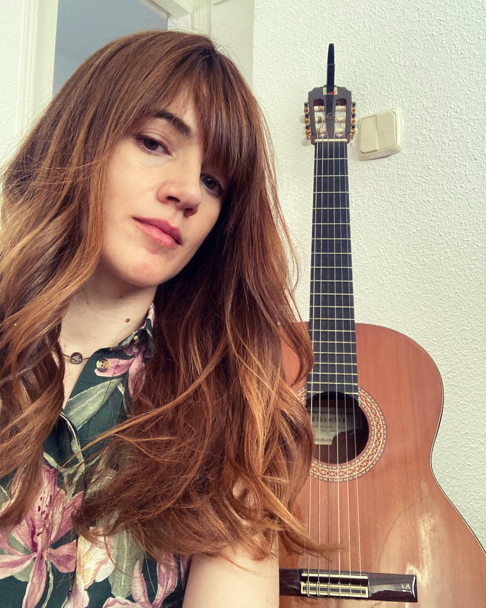 MariaRodes's tweet image. Ayer perdí esta guitarra española en el Ave Madrid-Bcn de las 16.30h 💔 Es una española Alhambra, modelo 4c con una pastilla debajo del puente para electrificarla. Por si podéis retwittear y cruzar los dedos 🤞 😞 Gracias 🙏 @Adif_es @Renfe @CashConvertersE @avetren @Inforenfe