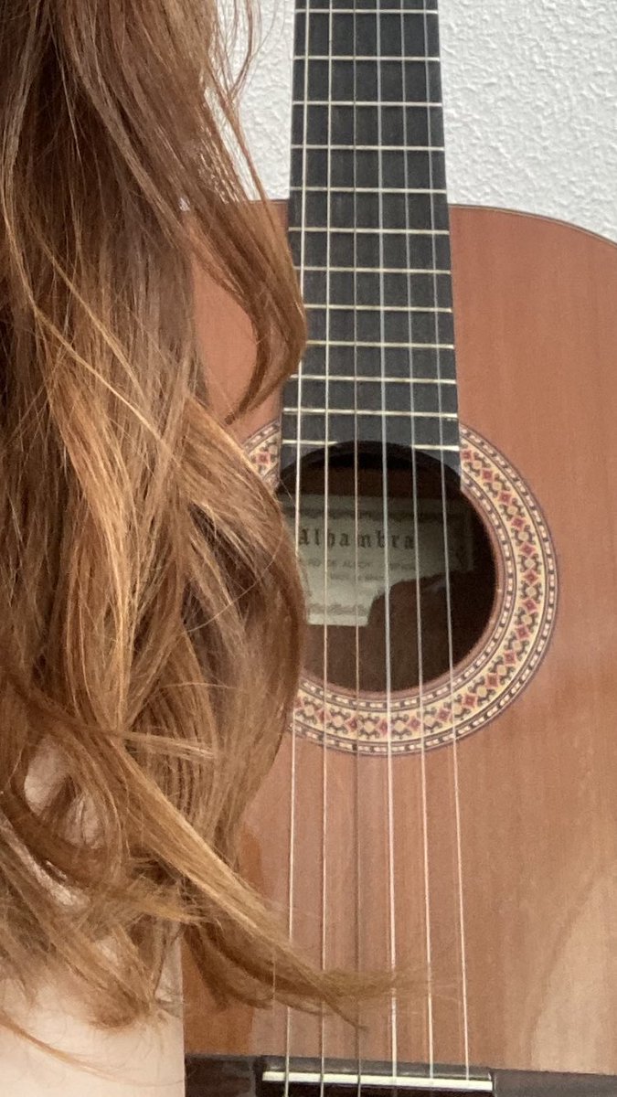 Ayer perdí esta guitarra española en el Ave Madrid-Bcn de las 16.30h 💔 Es una española Alhambra, modelo 4c con una pastilla debajo del puente para electrificarla. Por si podéis retwittear y cruzar los dedos 🤞 😞 Gracias 🙏 <a href="/Adif_es/">Adif</a> <a href="/Renfe/">Renfe</a> <a href="/CashConvertersE/">Cash Converters</a> <a href="/avetren/">Tren Ave</a> <a href="/Inforenfe/">InfoRenfe</a>