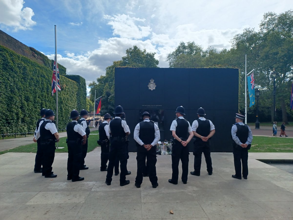 Today is National Police Memorial Day.

Officers from the West End went down to The Mall to pay their respects to officers who sadly lost their lives in the line of duty.

Colleagues who paid the ultimate sacrifice, to protect our communities. We remember you.