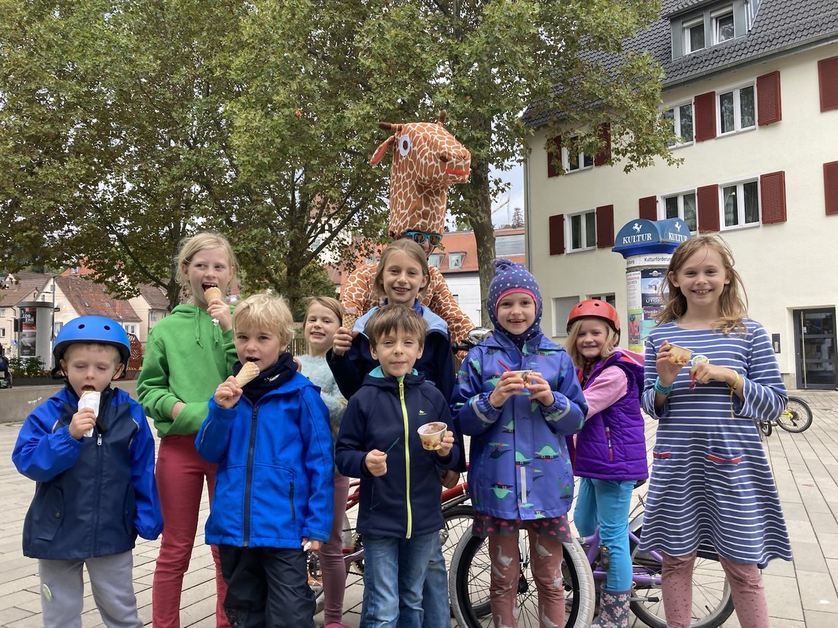 Mit 150 Teilnehmer*innen war die 4. Botnanger #KidicalMass wieder gut besucht. Die Kinder erobern sich die Straßen! Vielen Dank an alle, die dabei waren und geholfen haben!  Wir hoffen, es hat euch auch so gut gefallen und wir sehen uns beim nächsten Mal wieder! 🥳🦒🎶🚲