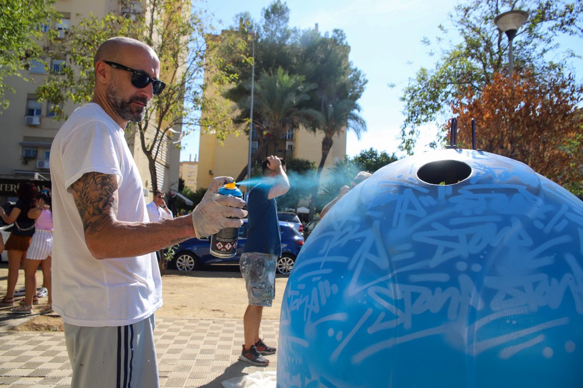 Ayto_Sevilla's tweet photo. 🎼 Agilidad verbal en las batallas de gallos de #Prodean, taller de instrumentos de @SevillaROS Joven, 🧩 escape room con @saemthales, 🏎️ monoplazas diseñados por @arusteam, arte urbano con @PedroAG_art, dibujos al natural de #urbansketchers... ¡Gracias por hacer #CalleCultura!💛 https://t.co/D8zs4PP8wD