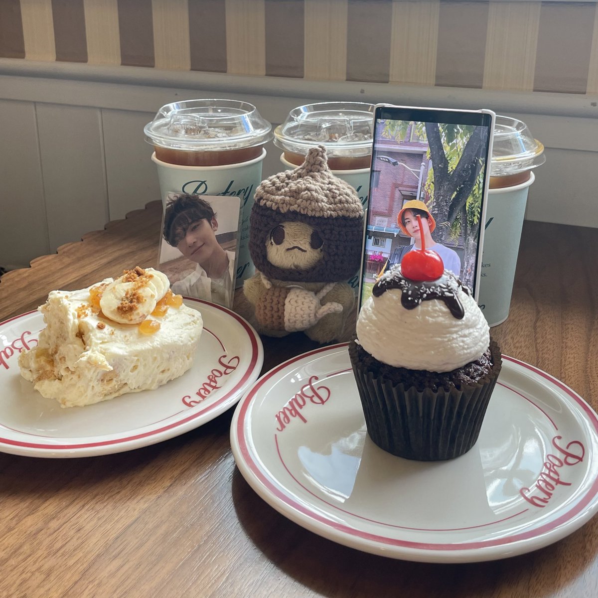 a__jinni__'s tweet photo. ~ 남의 집 쫑뭉이 자랑하기 ~

투떤여자 말에 의하면 바나나푸딩이 맛있고 휘핑크림이 가벼워요 ^_^ 냠
#포스터리베이커 
#정한아_마니머거여ㅎㅎ https://t.co/ZfN6LzFXoJ