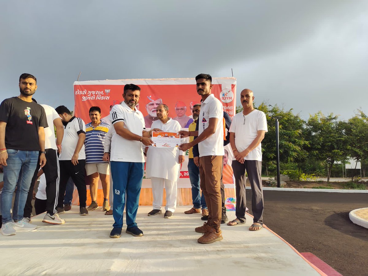 RahulUGorBJP's tweet image. ભારતીય જનતા યુવા મોરચા કચ્છ જિલ્લા દ્વારા ભુજ શહેર મધ્યે #RunForDevelopment મેરેથોન નું આયોજન કરવામાં આવ્યું હતું. જેમાં કાર્યકર્તાશ્રીઓ અને મોટી સંખ્યામાં સ્પર્ધકો ઉપસ્થિત રહ્યા હતા.(2/2)