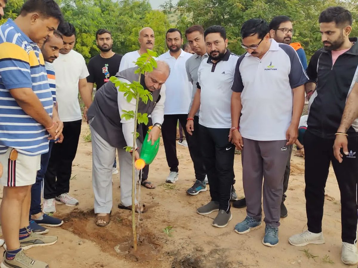 RahulUGorBJP's tweet image. ભારતીય જનતા યુવા મોરચા કચ્છ જિલ્લા દ્વારા ભુજ શહેર મધ્યે #RunForDevelopment મેરેથોન નું આયોજન કરવામાં આવ્યું હતું. જેમાં કાર્યકર્તાશ્રીઓ અને મોટી સંખ્યામાં સ્પર્ધકો ઉપસ્થિત રહ્યા હતા.(2/2)