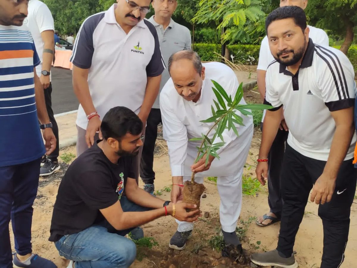 RahulUGorBJP's tweet image. ભારતીય જનતા યુવા મોરચા કચ્છ જિલ્લા દ્વારા ભુજ શહેર મધ્યે #RunForDevelopment મેરેથોન નું આયોજન કરવામાં આવ્યું હતું. જેમાં કાર્યકર્તાશ્રીઓ અને મોટી સંખ્યામાં સ્પર્ધકો ઉપસ્થિત રહ્યા હતા.(2/2)