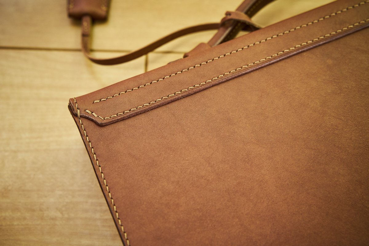 so_leather's tweet photo. 秋に合うクラッチブリーフケースを作りました。社内で書類やノートPCを持ち運ぶための薄マチサイズ。イタリアンレザーの質感が活きるシンプルなデザイン、内装はピッグスエード。今回は肉盛りにも初挑戦しました。課題は沢山！ https://t.co/sVSP8ddyC0
