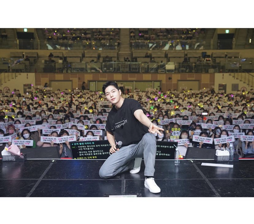 TheAnnyeongOppa's tweet image. Kim Myungsoo’s (#L) #INeverLeft two-day fan meeting was a success!!

He really never left 🥺🫶🏻 during his enlistment, he kept his fans with contents and came back healthy and -aheem- the look!!!!

Pogi so much~

Follow him: @KIMMYUNGSOO_1