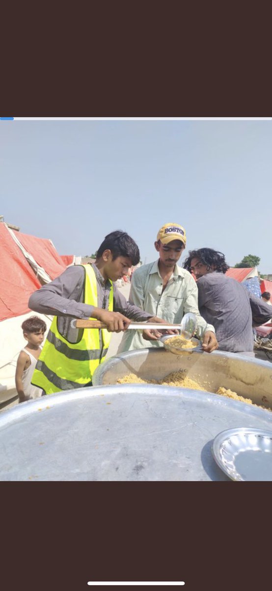 Khubaibakram15's tweet photo. Live kitchen #Rizqfloodrelief
#helpflood_victims
#Emergencyappeal
#donate #sharerizq https://t.co/E2yrB635cr