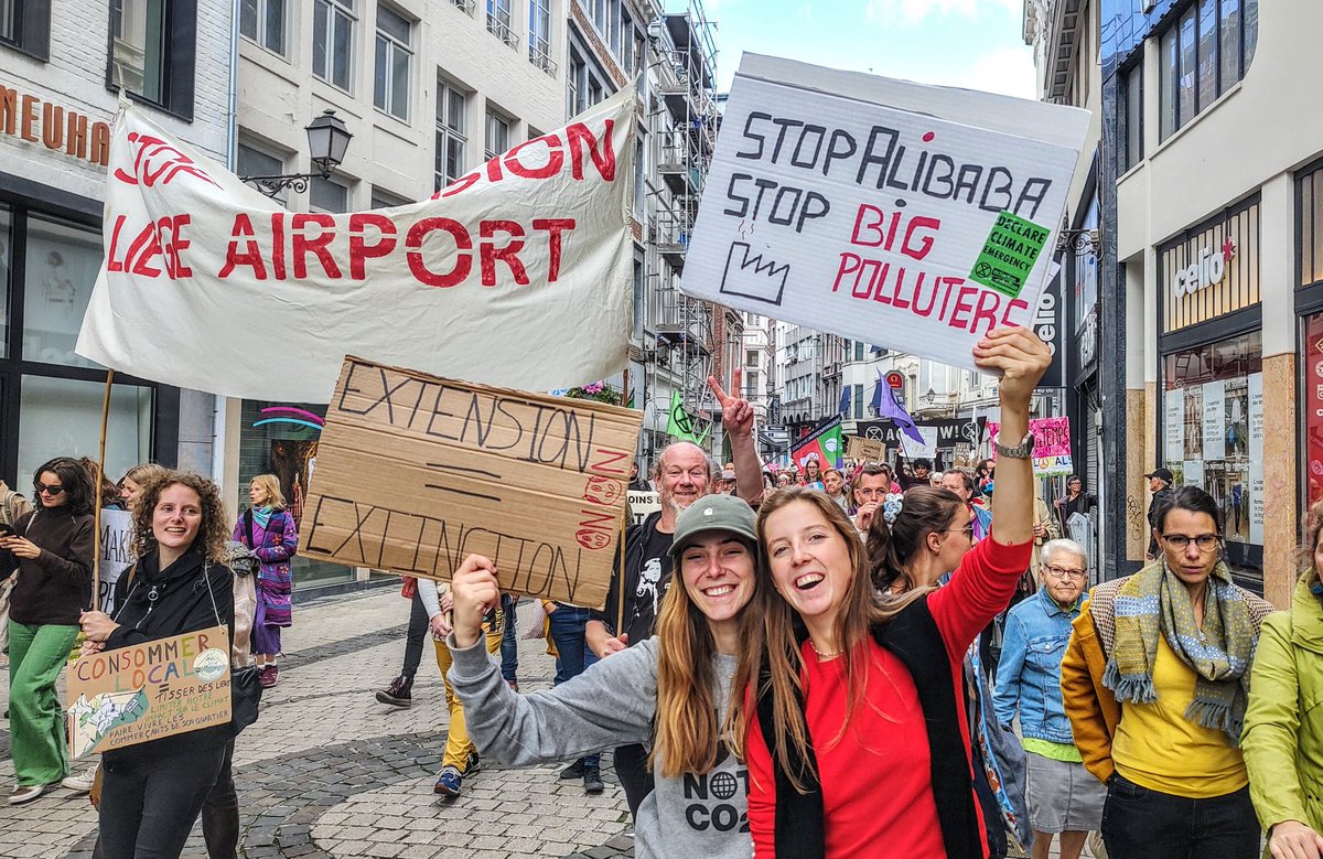 Youth4ClimateBE's tweet photo. Stop the expansion of @LGGLiegeAirport ‼️✈️
This is *madness* in a time of Ecological Crisis 😳
YFC joins thousands young and old in the @stopalibaba march in #Liége ✊✊
#ClimateJustice #SocialJustice 💚
#StopAlibaba #RespectExistenceOrExpectResistance https://t.co/uQn0KH0bWT