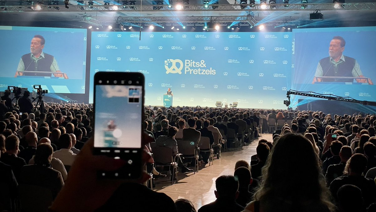„I’ll be back“ - and there he is, @Arnold Schwarzenegger, sharing insights from his lifetime #career with founders at <a href="/bitsandpretzels/">Bits & Pretzels</a> at <a href="/messemuenchen/">Messe München</a> #bits22

#founders #festival #startups #innovation #networking #vision 

more > linkedin.com/posts/holgerfe…
