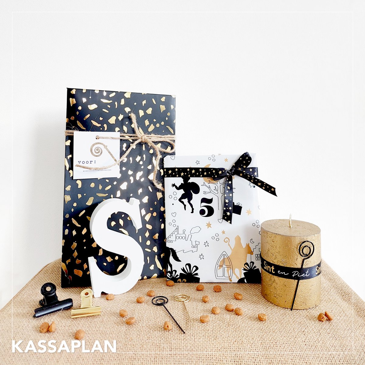 𝐏𝐚𝐤 𝐨𝐧𝐬 𝐢𝐧! ♥ Post een foto van jouw Sint of Kerstcadeau + @𝗸𝗮𝘀𝘀𝗮𝗽𝗹𝗮𝗻 en wie weet delen wij jouw creatie op onze socials!☎️ 0182-395522 ✉️ info@kassaplan.nl 🌎kassaplan.nl #kassaplan #sinterklaas #kerst #pakjesavond #inpakken #cadeaupapier #jute #lint