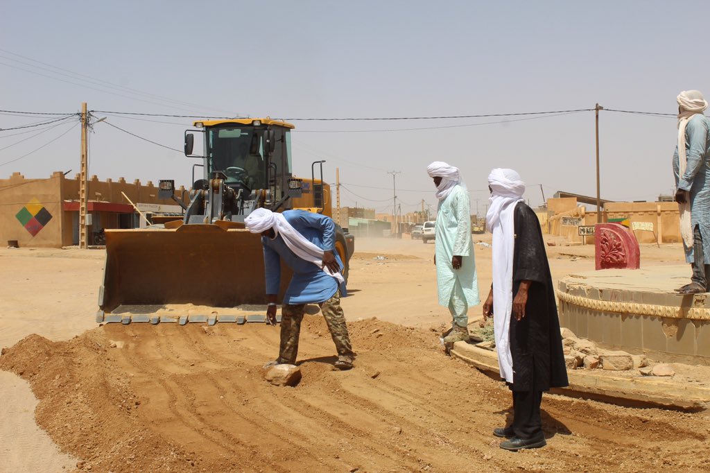 ag_assory's tweet photo. Une action de réhabilitation et d’assainissement des routes principales de la ville de #KIDAL rendue possible grâce aux cotisations de la #jeunesse et des personnes morales, avec invités pour l’ouverture Mr Bilal Ag Acherif et Ilghabas Ag Intalla. https://t.co/e6tA4l8SsF
