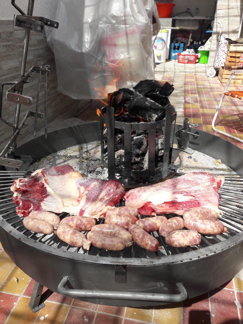 Mi viejo hace estos terribles asadores: 1 metro de diámetro, de chapa 14, con parrilla, leñero y cruz. Ladrillos refractarios. 2615363834