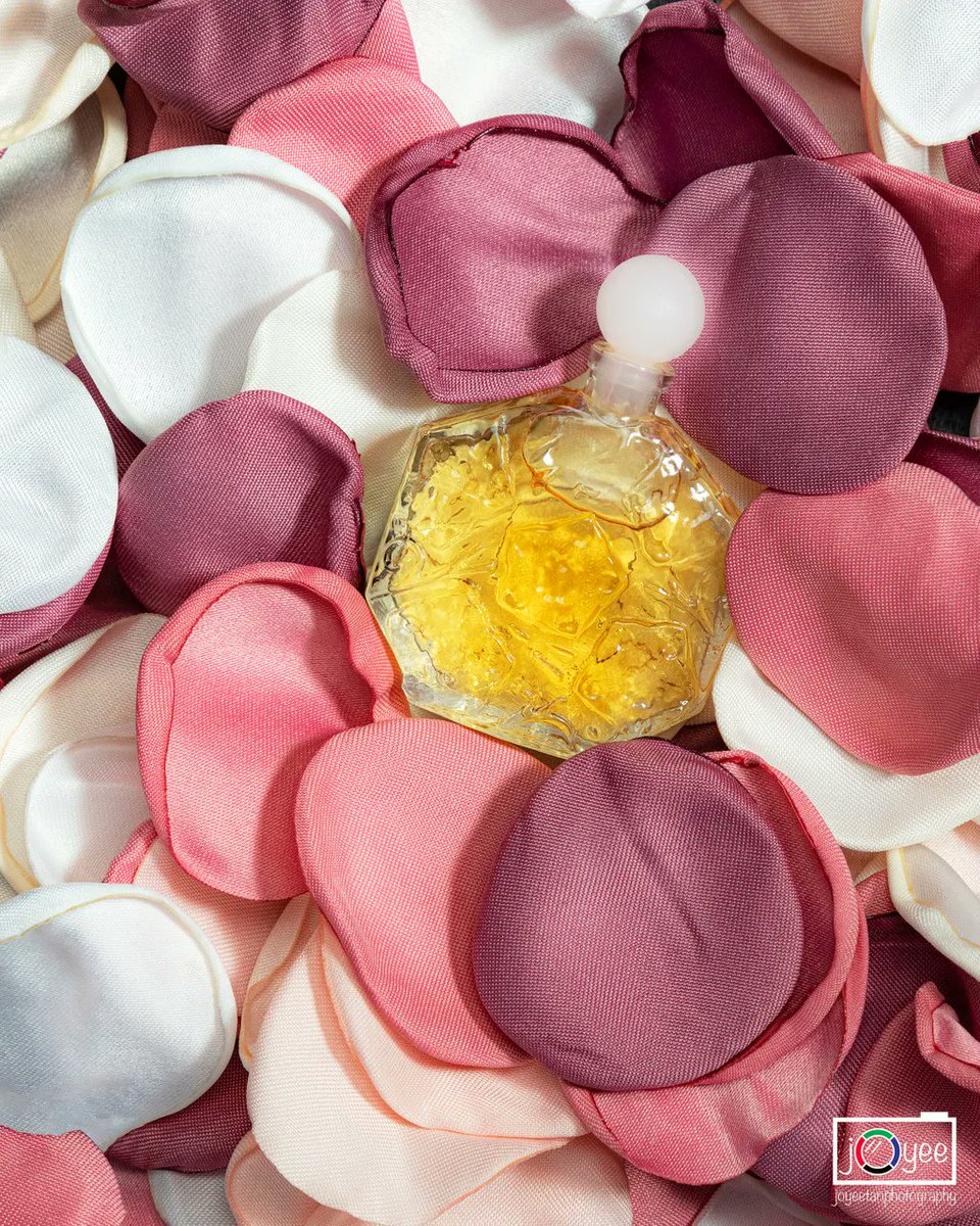 Got to love perfumes that make you smell like delicate flower petals 
.
.
.
#product #products  #productphoto #productphotography #productphotographer #productpic #perfume #perfumes