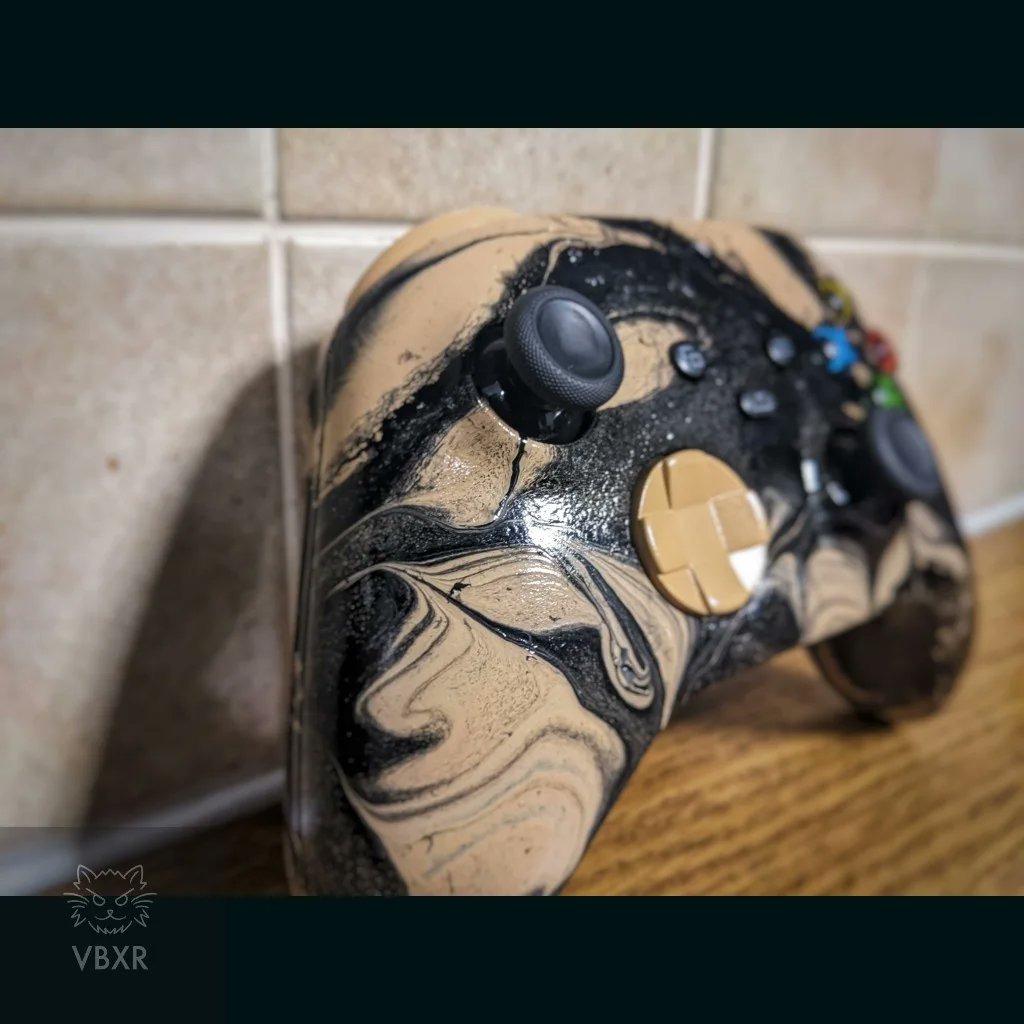 VBXRCustoms's tweet photo. Crème brulé swirls.

#VBXRCustoms #Xbox #XboxOne  #xboxonecontroller #XboxOneS  #CustomControllers #CustomHydroDip  #HydroDip #HydroDipXboxController  #gaming🎮 #gamingcommunity #Black #Yellow #BlackAndYellow https://t.co/hFhLOGNYF3