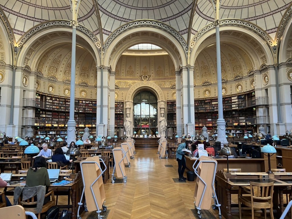 1/5
Gegen Ende meiner Zeit am @DFKParis  standen noch die Besichtigungen einiger wichtiger Bibliotheken an. Das ganze Institut besuchte am letzen Donnerstag die Bibliothek des <a href="/INHA_Fr/">INHA</a> mit dem Lesesaal Salle Labrouste….