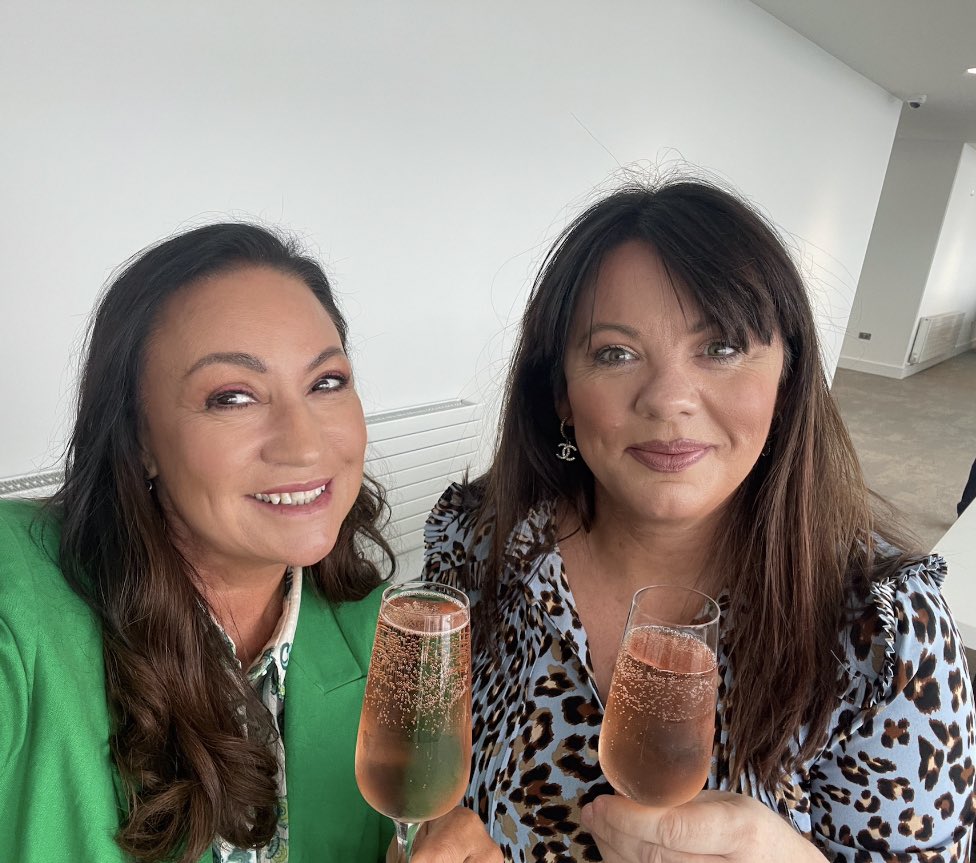 NorahCasey's tweet photo. Feeling lucky 😊 @curraghracecourse with my #partnerincrime @MichelleSpillan - need some tips please #attheraces🏇 #tasteofkildare🍴 #rachelallen #tastingmenu ❤️😍 https://t.co/pFOUrhHjM6