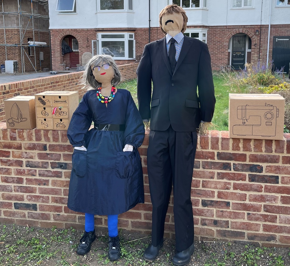 Frogend_dweller's tweet photo. Esme and Patrick are my favourites from the Haslingfield Scarecrow Festival (24-25th Sept 2022). So simple, but so effective! 😉🙃🙂#Haslingfield #scarecrows #HaslingfieldScarecrowFestival #BrightSide #Silverlining https://t.co/OJy3HFHhnc