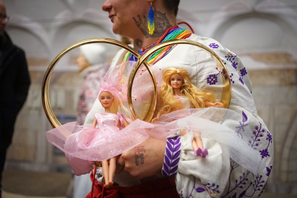 zaborona_media's tweet photo. Today LGBTQ+ activists of #Kharkiv, the city severely shelled by the Russians, held the #KharkivPride in the subway 🏳️‍🌈💙💛 Because freedom and human rights are exactly what Ukraine is fighting now for.

📷: Ivan Chernichkin / Zaborona https://t.co/scx9v4oUYM