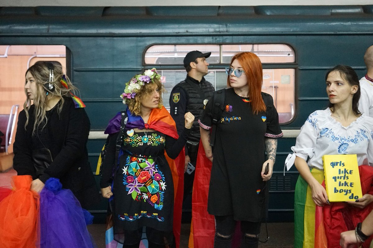 zaborona_media's tweet photo. Today LGBTQ+ activists of #Kharkiv, the city severely shelled by the Russians, held the #KharkivPride in the subway 🏳️‍🌈💙💛 Because freedom and human rights are exactly what Ukraine is fighting now for.

📷: Ivan Chernichkin / Zaborona https://t.co/scx9v4oUYM