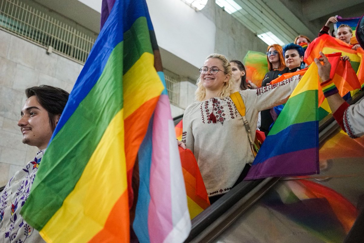 zaborona_media's tweet photo. Today LGBTQ+ activists of #Kharkiv, the city severely shelled by the Russians, held the #KharkivPride in the subway 🏳️‍🌈💙💛 Because freedom and human rights are exactly what Ukraine is fighting now for.

📷: Ivan Chernichkin / Zaborona https://t.co/scx9v4oUYM