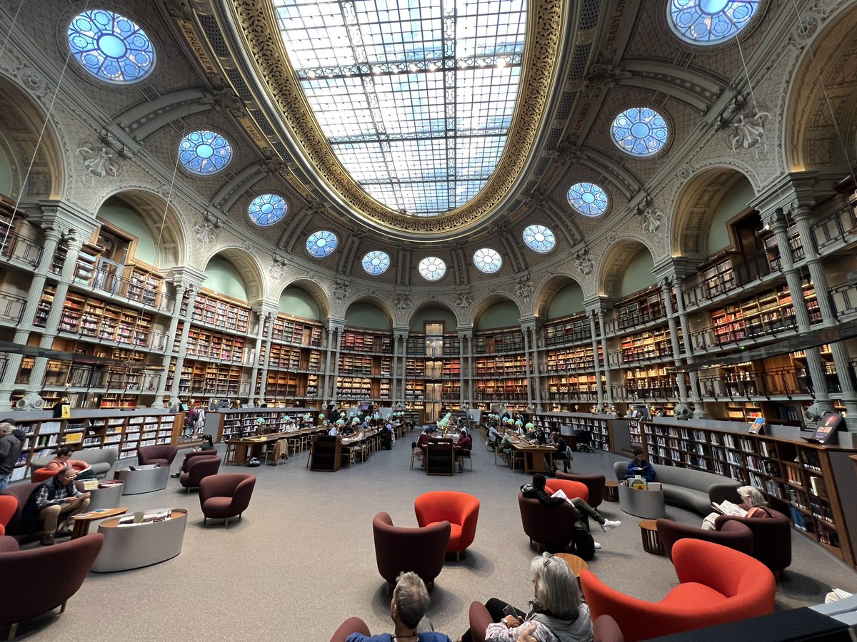 2/5
… und den gerade nach der Renovierung wiedereröffneten Teil der <a href="/laBnF/">La Bibliothèque nationale de France</a> Richelieu mit dem Salle Ovale, der nun nicht nur die Comics enthält, sondern über Terminals auch versucht, elektronische Medien im physischen Raum sichtbar zu machen.