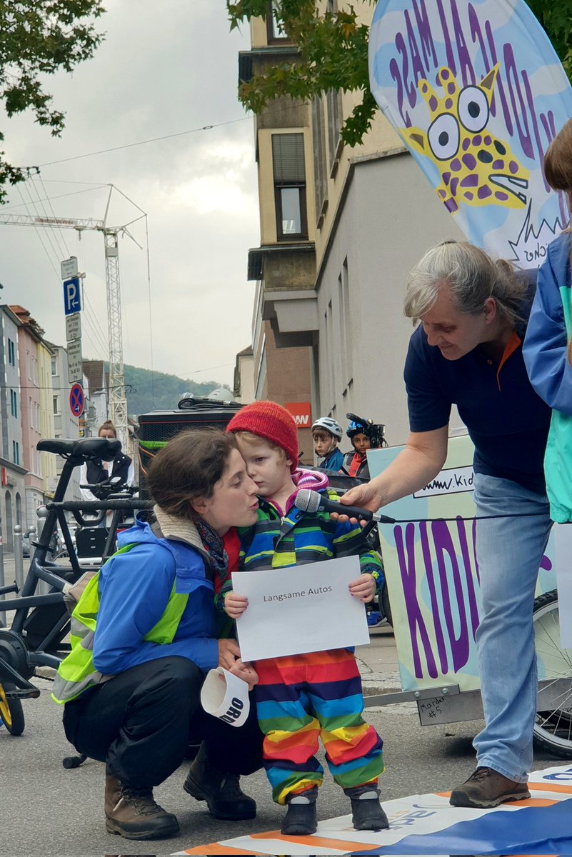 "Wir fordern sichere Straßen und langsamere Autos!" #KidicalMass