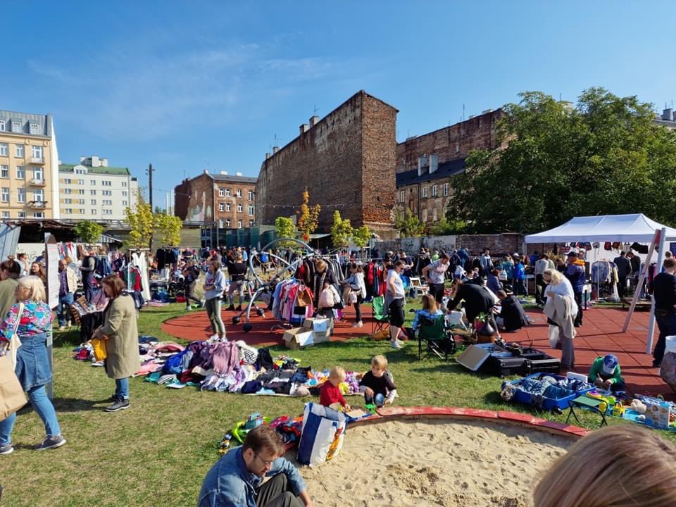UD_PragaPolnoc's tweet photo. Trwa III garażówka na Bazarze Różyckiego. To rekordowa edycja pod względem zainteresowania zarówno wystawców, jak i kupujących! Wzrasta też zainteresowanie najmem pawilonów. #ZPTP sukcesywnie podpisuje kolejne umowy. W chwili obecnej około połowa znalazła najemców.#ZmieniamyPrage https://t.co/7xWyYPv5Pc