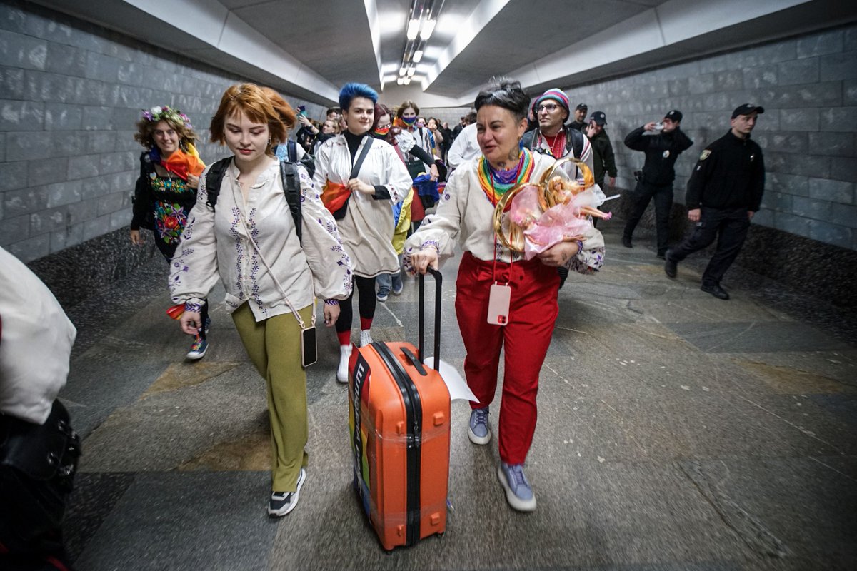 zaborona_media's tweet photo. Today LGBTQ+ activists of #Kharkiv, the city severely shelled by the Russians, held the #KharkivPride in the subway 🏳️‍🌈💙💛 Because freedom and human rights are exactly what Ukraine is fighting now for.

📷: Ivan Chernichkin / Zaborona https://t.co/scx9v4oUYM