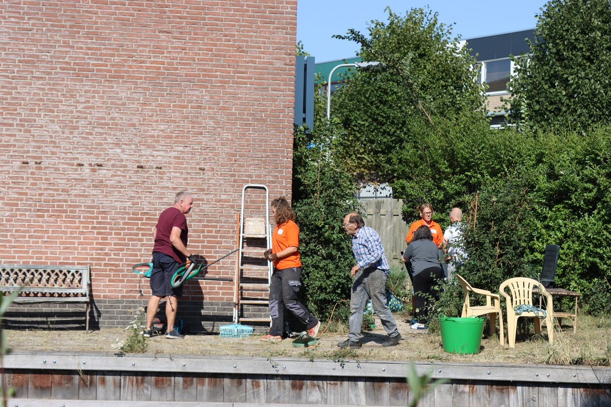 presentbol's tweet image. Deel van een gesprek opgevangen: 'Ik weet dat Present helpt met opruimen van een huis'. Ja dat doen Present vrijwilligers! Met je eenmalige inzet met je vriendengroep help je een ander weer verder. Of af en toe meedoen met een klus? Meld je aan: info@presentbollenstreek.nl #dank