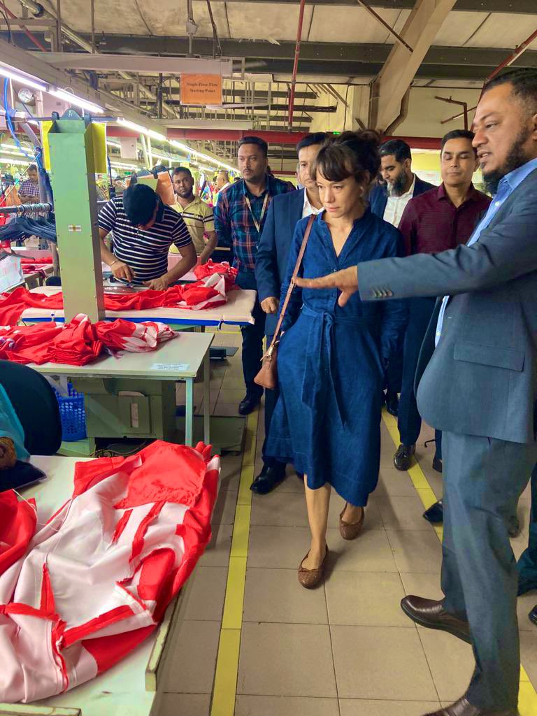 SwedenAmbBD's tweet photo. Interesting visit to a supplier of the Swedish brands @hm, #MQ &amp; #Lindex to discuss social &amp; #environmental #sustainability🌱 &amp; how the newly formed #SustainableFashionPlatform by 🇸🇪 can support the #GreenTransition of the #RMG-industry in #Bangladesh🇧🇩. https://t.co/1Leq5OhKAp