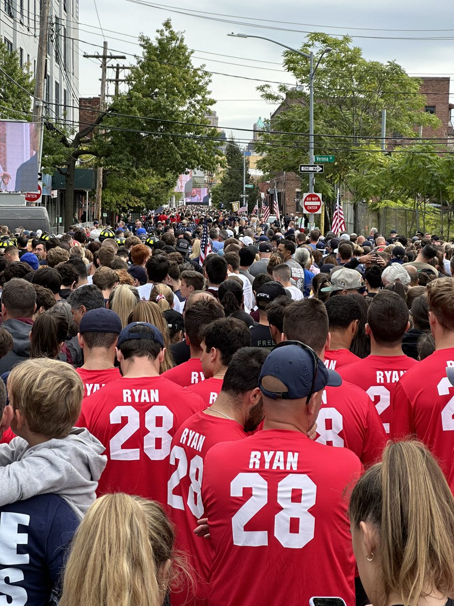 ashryan_io's tweet photo. Getting ready to run Tunnel to Towers from Brooklyn to Manhattan this morning with Muru! https://t.co/A6XOQoMQAM