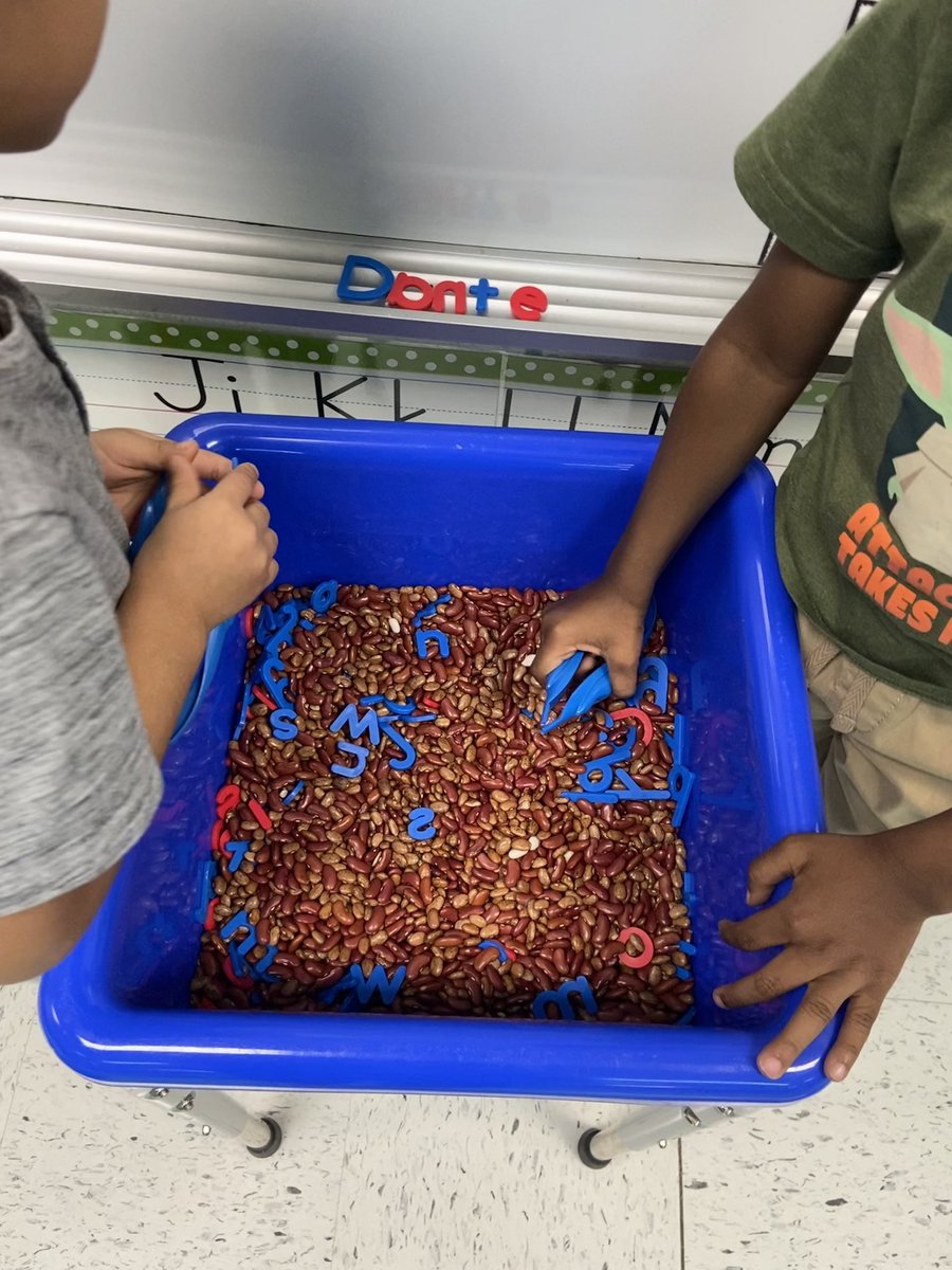 Provide the materials and they will figure out what to do. Taking ownership of learning by creating their names without teacher instruction. 🙌🏼Purposeful sensory play is our favorite center! #letthemplay