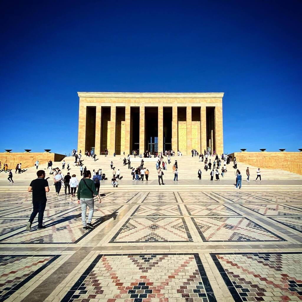 afronobel's tweet photo. So many people today at #anıtkabir https://t.co/MYQuVxMUk9 https://t.co/oT2iybJl0k