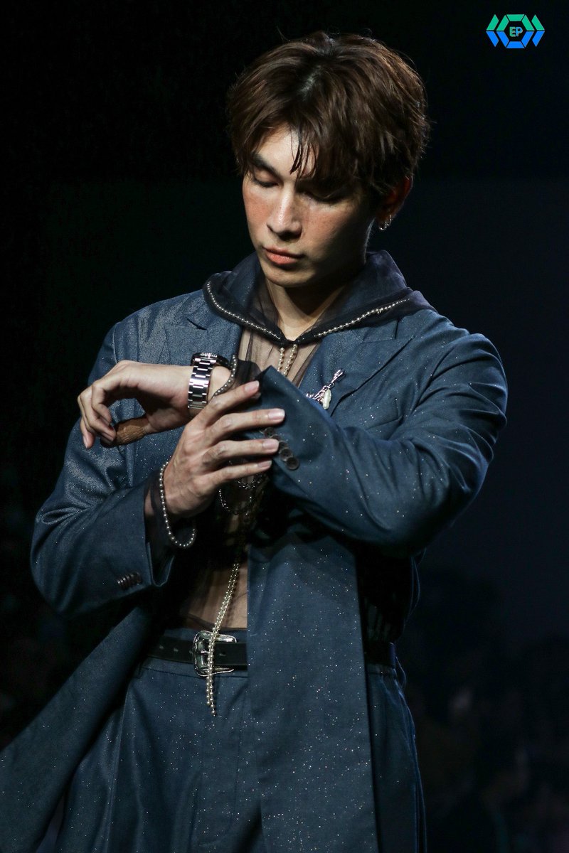 epnewsonline's tweet photo. #EPNEWS มิว ร่วมเดินแฟนชั่นโชว์จากแบรนด์ PAINKILLER Atelier presented by Seiko 5 Sports
#MewSuppasit 
#MewSuppasitStudio
#PAINKILLERwMEW https://t.co/nKUCN96xKy