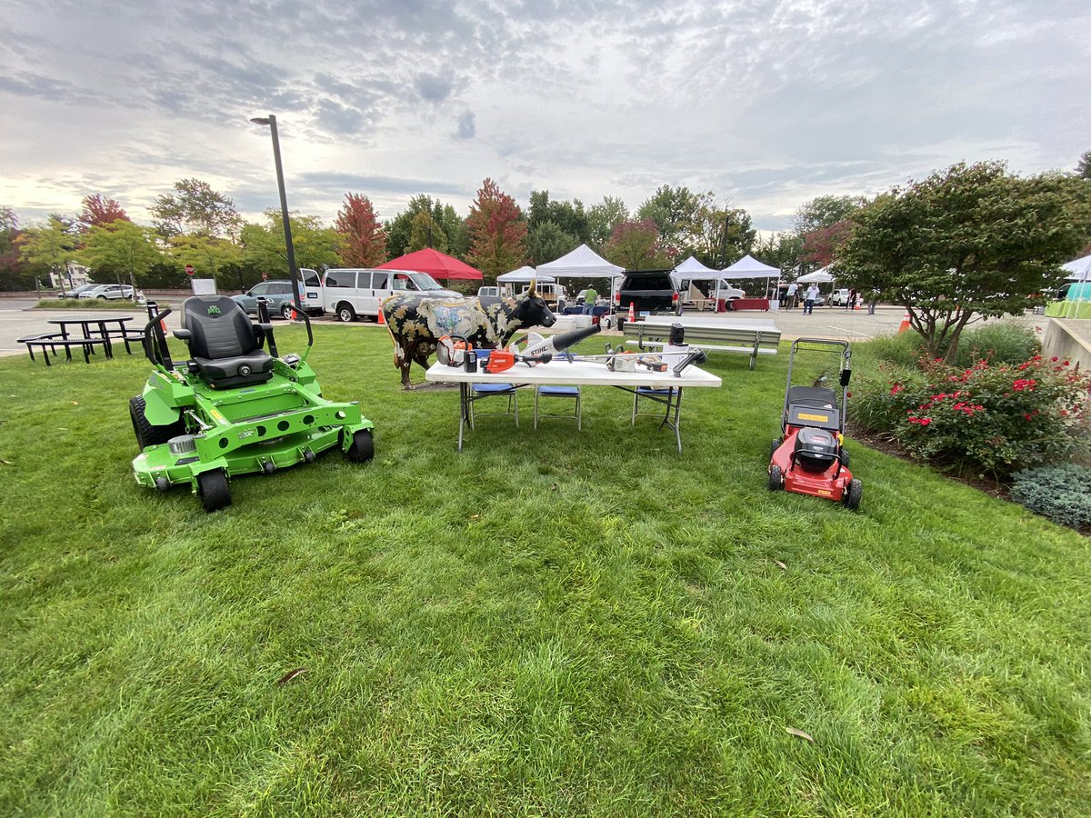 WHPublicWorks's tweet photo. Public Works is at the #WeHa Electric Showcase the feature event at today’s #BlueBackSquare Farmer Market. Come on down 10-1. See how PW applies EV into our maintenance work @TownofWestHrtfd @WestHartfordFD @WestHartfordPD @CTT2Center @CTDEEPNews https://t.co/SI6Z19qDw1