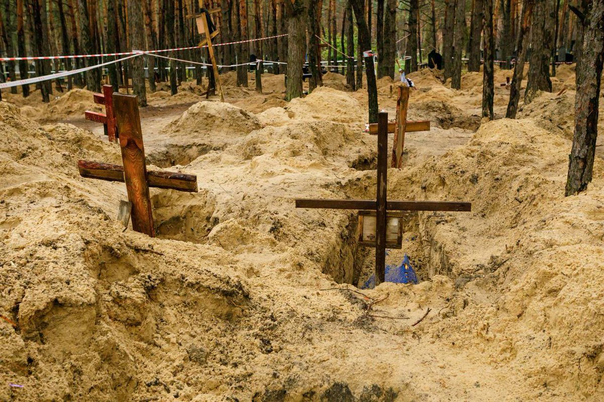 home_fella's tweet photo. Izium🕯
A week of non-stop digging and constant pain.  Men, women, children.
Crosses, black bags, unknown man.  Number

447 bodies - 447 reasons to take revenge….
#IzyumMassacre #RussiaIsANaziState #RussiaIsATerroristState #GenocideOfUkrainians #UkraineWar https://t.co/9epgdtmwaS