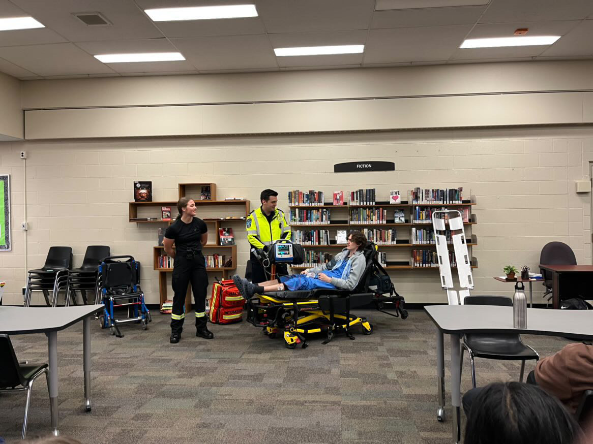 blakelocklib's tweet photo. Halton Region Paramedics present to the Grade 10 Health and Grade 11 SHSM students in the LLC. A great learning experience for all! ๐๐ฏ๐#TABTigerLife #HDSBLibraries https://t.co/ULpl4zKJss