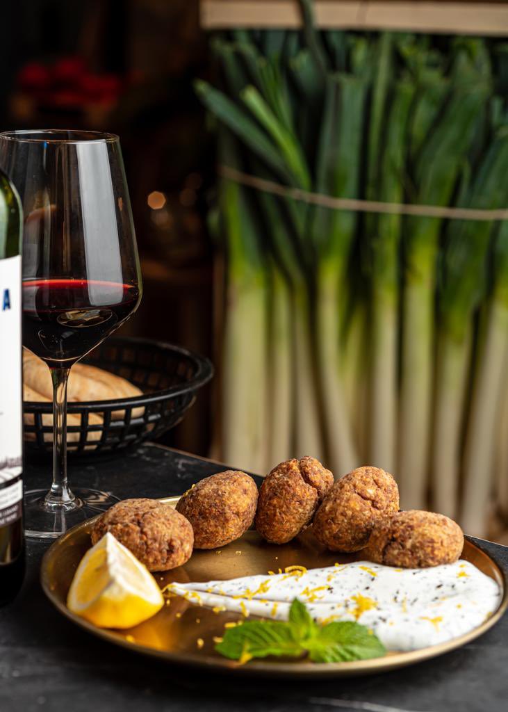 שנים שלא אכלתי את קציצות הפרסה שאני הכי אוהב ושכחתי שהן קיימות. עד שהגיעה <a href="/Ayeletnnv/">Ayelet Nahmiasverbin🇮🇱🎗️</a>  והזכירה לי שאני מתגעגע לקציצות של ראש השנה ומאז הן קבוע בתפריט שלנו. שנה טובה ומלאה באושר ובטעמים נפלאים לכולם 🧡🖤