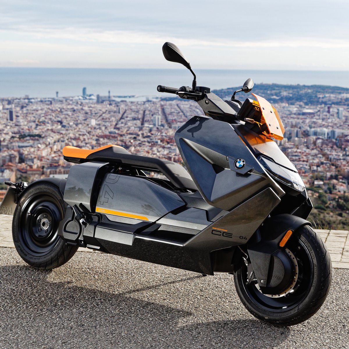 Hem zamanın ötesinde hem zamandan bağımsız. 
Şehrin havasını değiştirecek tamamen elektrikli BMW CE 04, Kosifler Oto'da. #KosiflerOto #BMW #CE04 #BMWCE04 #MakeLifeARide #BMWMotorrad #BMWMotorradTürkiye #YaşamaBağlıKalmak