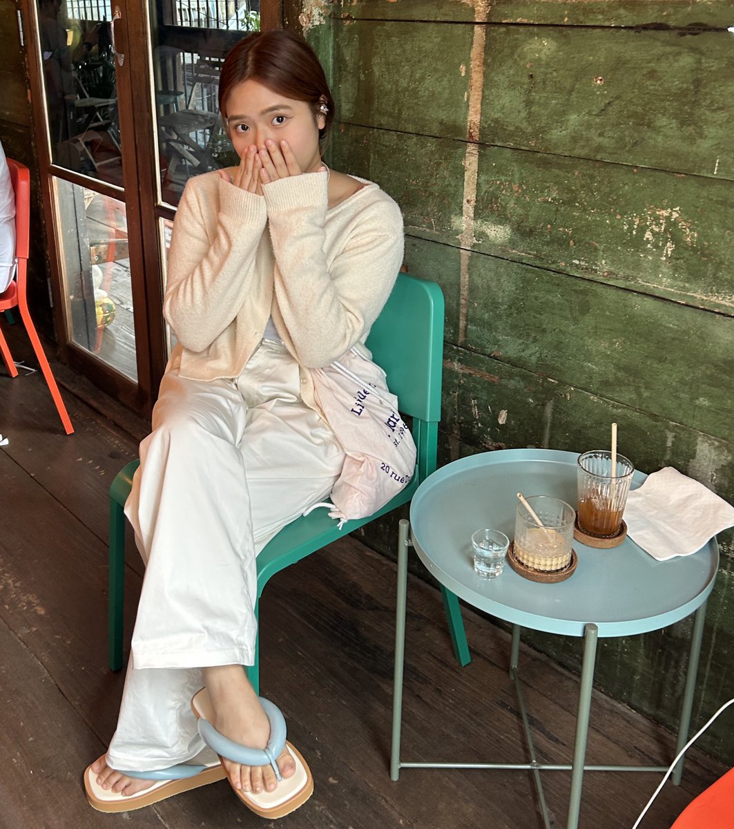 weirderday__'s tweet photo. finally🥣⭐️ glorybabe bolster น่ารักสุดจัยยยยยน้องคิ้วทึมาก🥹 เป็นรองเท้าแตะนุ่มๆทรงเหมือนรองเท้าเกี๊ยะญี่ปุ่น น่ารักใส่ละโกงความสูงได้นิดนึงด้วย555 อันนี้สี babyblue ฟ้าครีมน้ำตาลสีนุ่มละมุนดีมาก ใส่กับเสื้อผ้าสีๆหรือโทนครีมก็น่ารัก เชียร์ๆน่ารักสุดจัยยยไม่ผิดหวังเลย https://t.co/sS5ezeF1Bx